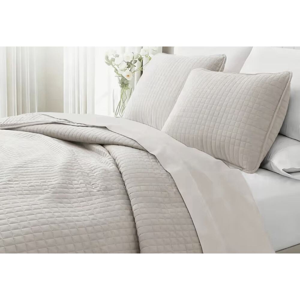 Off-White Quilt Set With Pillow Shams In Size King NWT
